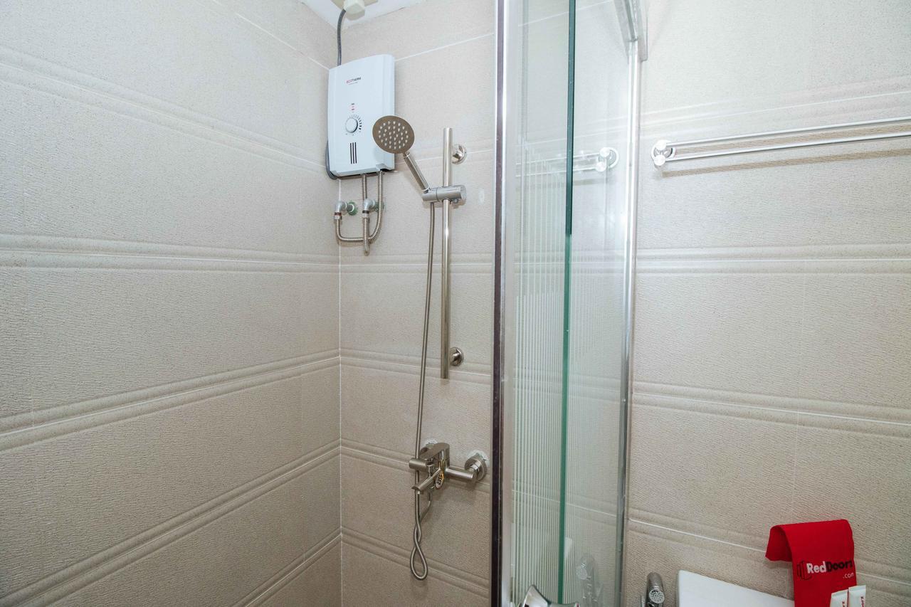 Отель Reddoorz Premium Near Trinoma Кесон-Сити Экстерьер фото