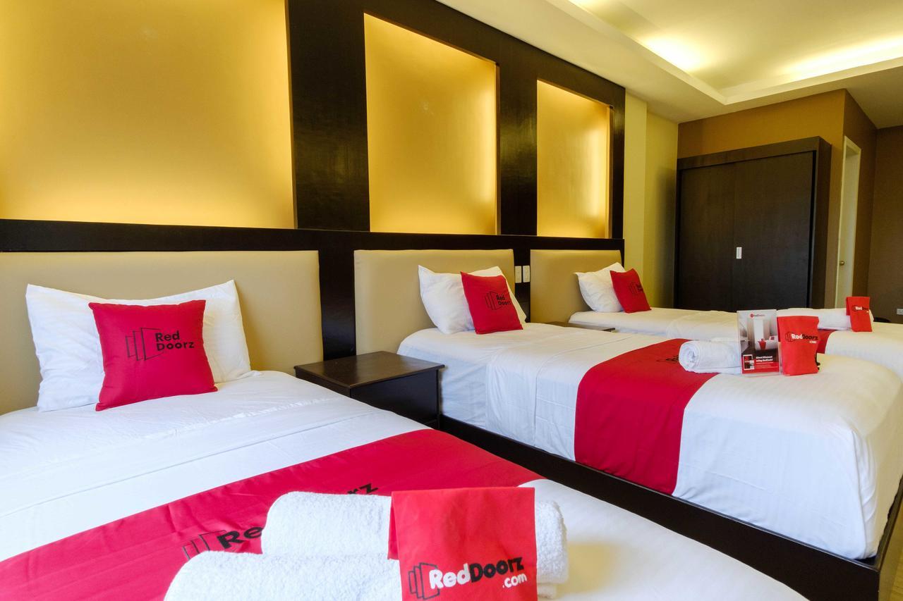 Отель Reddoorz Premium Near Trinoma Кесон-Сити Экстерьер фото