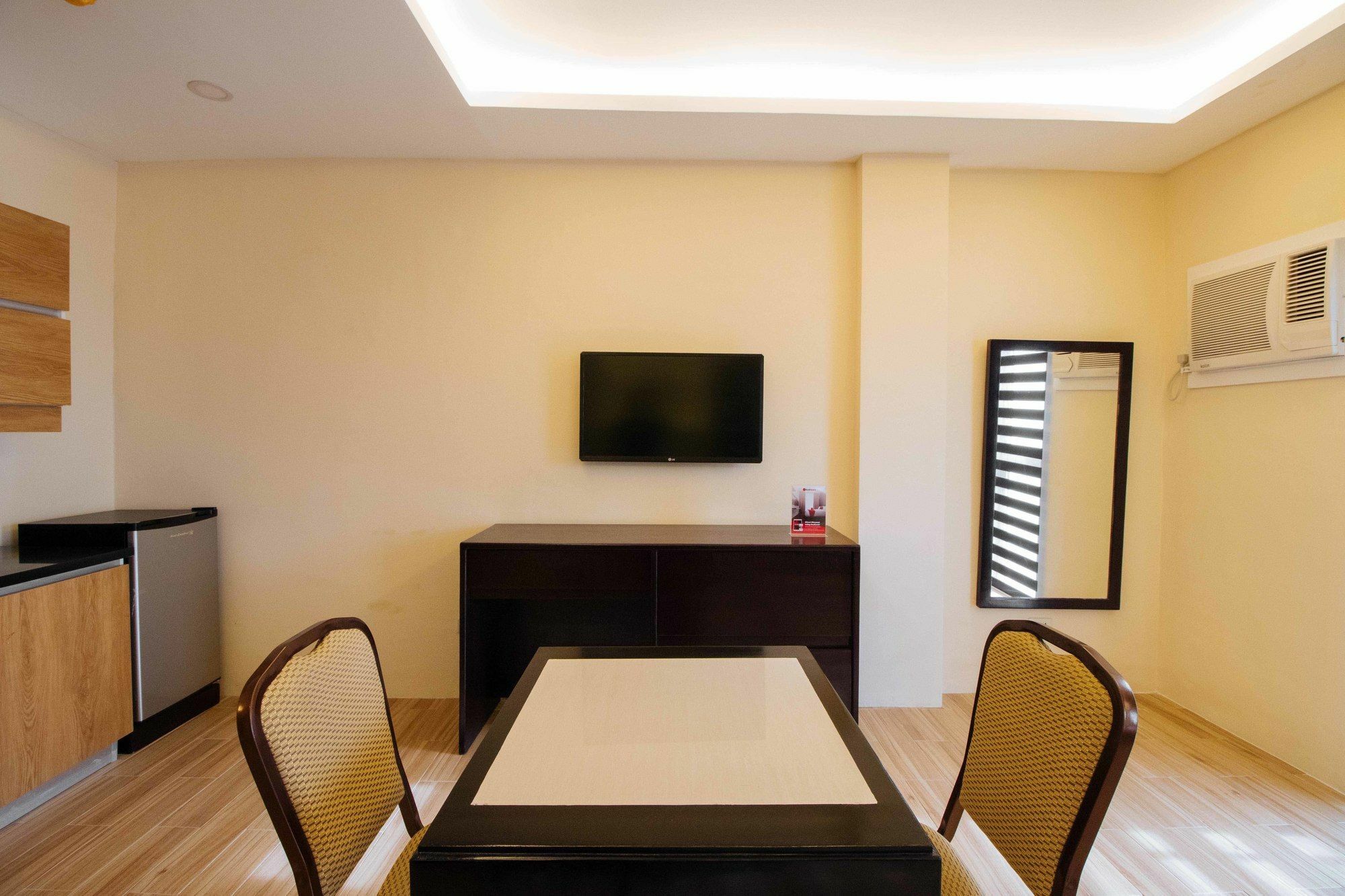 Отель Reddoorz Premium Near Trinoma Кесон-Сити Экстерьер фото