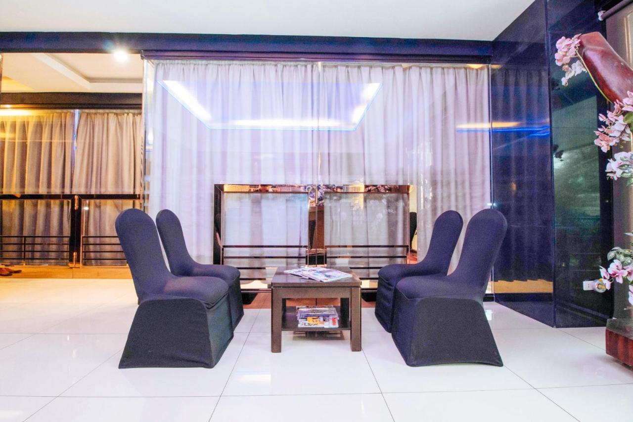 Отель Reddoorz Premium Near Trinoma Кесон-Сити Экстерьер фото