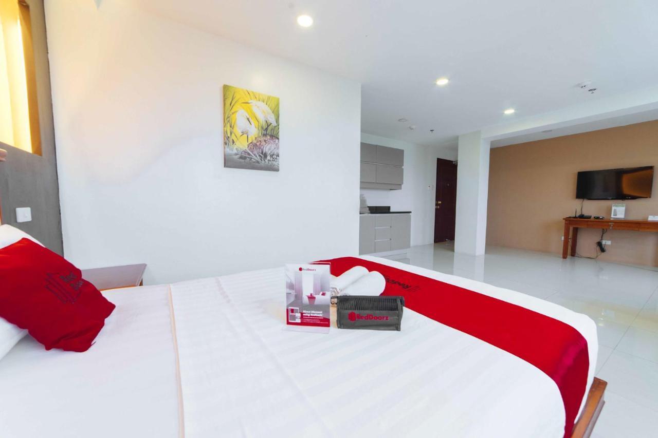Отель Reddoorz Premium Near Trinoma Кесон-Сити Экстерьер фото