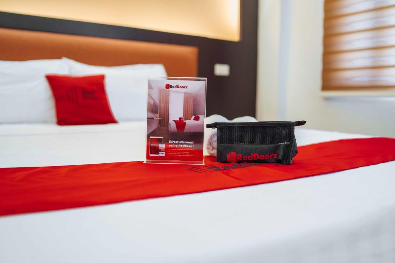 Отель Reddoorz Premium Near Trinoma Кесон-Сити Экстерьер фото