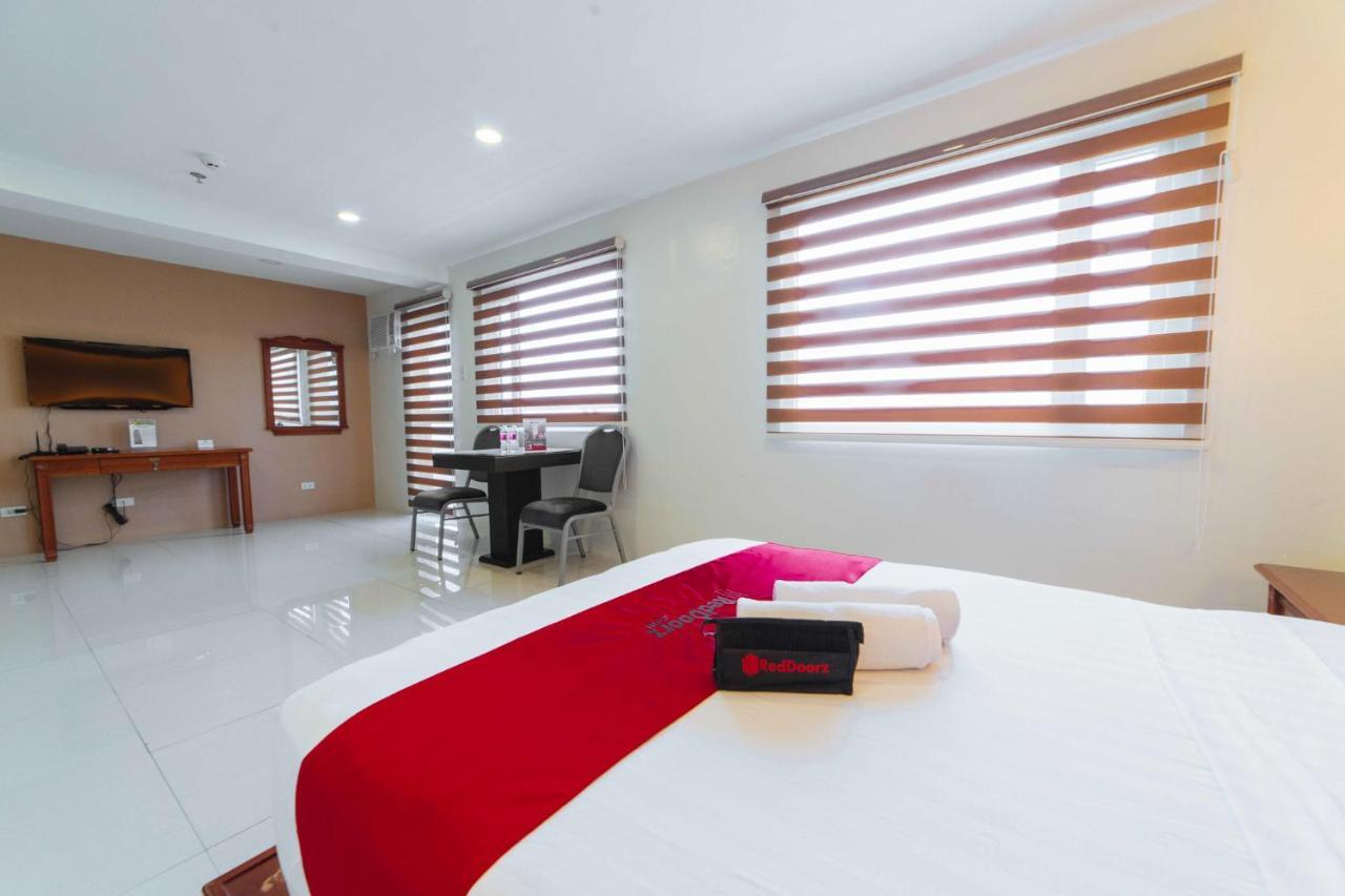 Отель Reddoorz Premium Near Trinoma Кесон-Сити Экстерьер фото