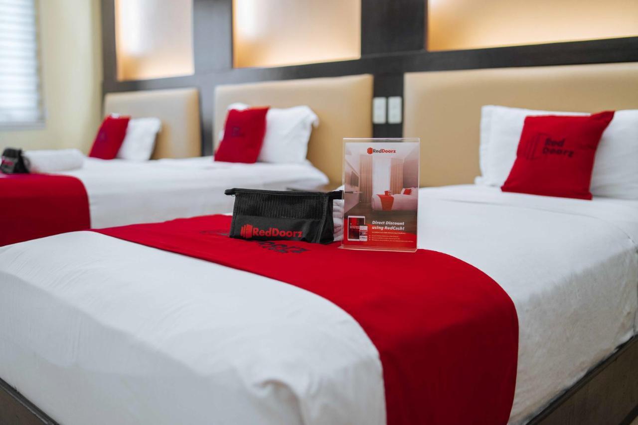 Отель Reddoorz Premium Near Trinoma Кесон-Сити Экстерьер фото